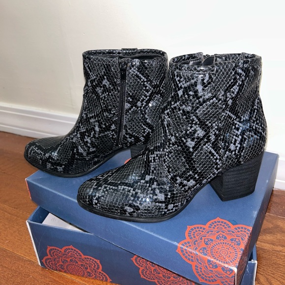 Carlos by Carlos Santana Shoes - Carlos by Carlos Santana Women’s Faux Snakeskin Ankle Boots size US 8.5